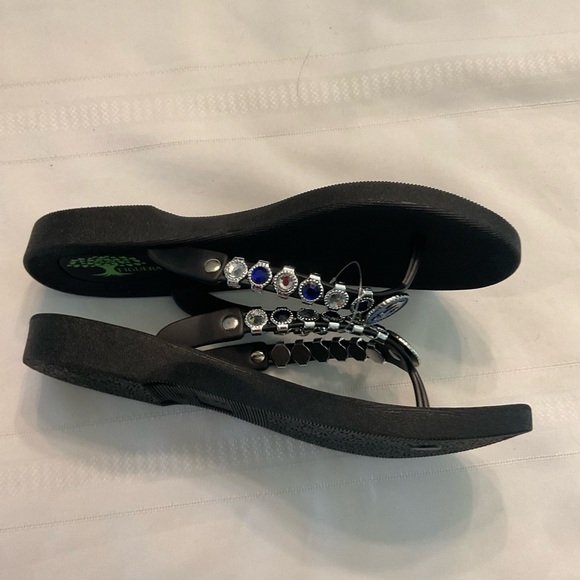 New Figuera Tree Flip Flops. Size 8 - Picture 2 of 7